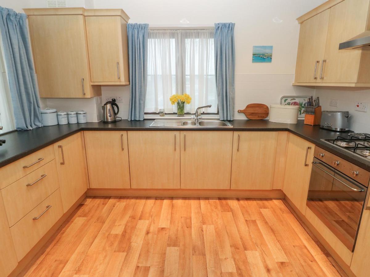 2 Chandlers Yard Burry Port Bagian luar foto